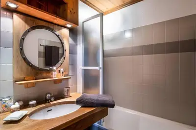 Image de À 50m des pistes de ski, 2ème étage, vue dégagée, piscine, sauna, hammam, balcon, télévision