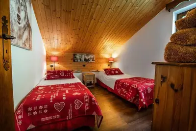 Image de À 50m des pistes de ski, 2ème étage, piscine, sauna, hammam, balcon, télévision, casier à ski, 85m²