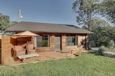 Image de Cozy Central Point Bungalow on Working Winery!