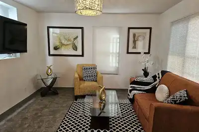 Image de Newly Remodeled House close to Zaragoza Bridge