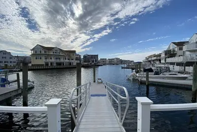 Image de Bayfront Property!