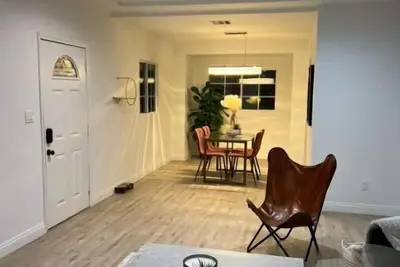 Image de Casa De Flores a cozy house in West Hollywood
