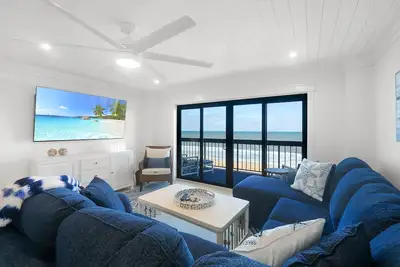 Image de Luxury direct oceanfront corner with large private balcony, heated pool and garage