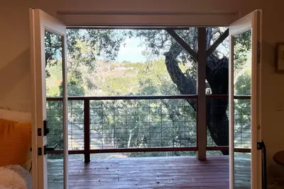 Image de Hidden Hillside Retreat on the Central Coast with amazing views