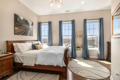Image de Airy Penthouse Loft on Main St. w/Massage Chair