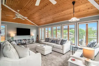 Image de Luxury waterfront home w\/ indoor hot tub and sauna