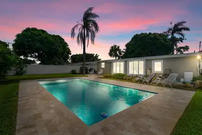 Image de Modern Coastal Home with brand New Heated private saltwater pool! ! !