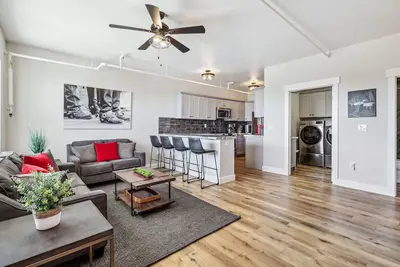 Image de Mountain-View Deck: Stylish Virginia City Apt!