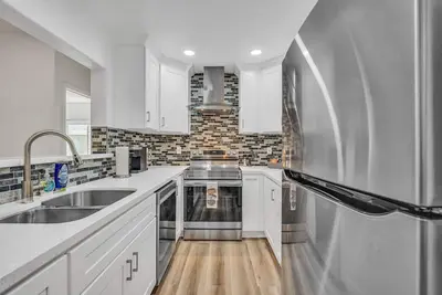 Image de 2 Master suites ground floor, garage + parking spot, w/d in unit, wi-fi, Netflix