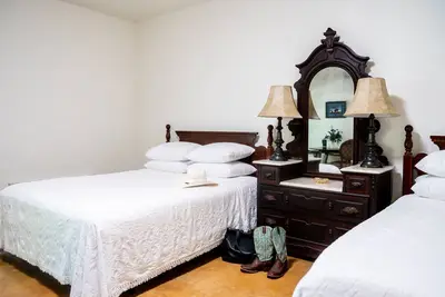Image de 9 Suites on 73 Acres - Horse Oasis - 12bd Inn - Brenham - 10min to Round Top
