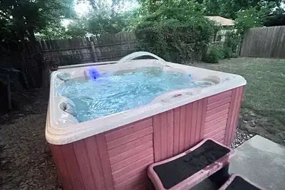 Image de Cozy house in quiet neighborhood with hot tub, fire pit, and arcade games!