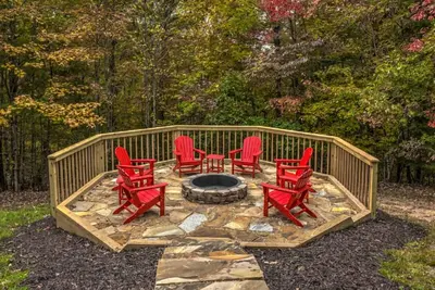 Image de Hibernation Station - Hot Tub | Fire Pit | Pool Table & Arcade Games