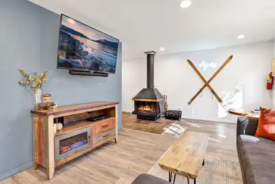Image de Apres Chalet at Big Bear- Log Cabin Retreat w/ Hot Tub