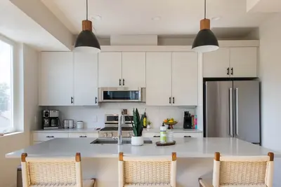 Image de New townhome with private rooftop deck and beautiful Mountain Views, 5 min to Du