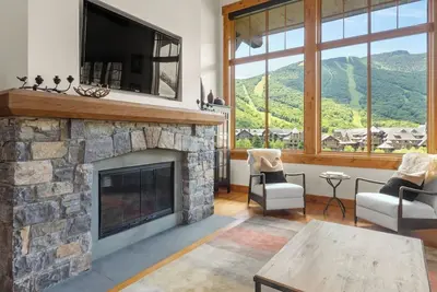 Image de 4 Bedroom Spruce Peak Mt Cabin \"StoweGlobe\" Steps to the lifts with Full Mountain Views.