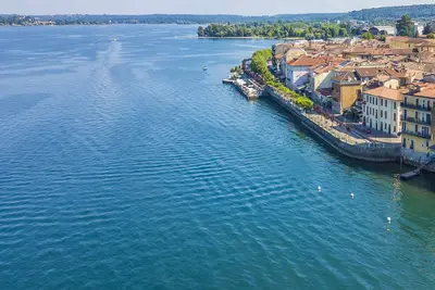 Image de Il Nido Del Cigno Pied dans l'eau, Arona, Italy