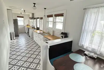 Image de Old Ne bungalow, lower level near Black Crow. Walk or Bike with ease to downtown