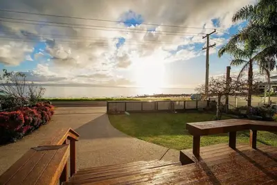 Image de Sunsets by the Beach | Waterfront | Sleeps 8