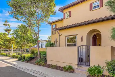 Image de Pet friendly townhome near beaches with grill, tennis, children's items, and Ac