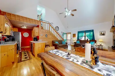 Image de Tranquil & quiet cabin getaway with firepit, deck, fireplace, game room, & W/D