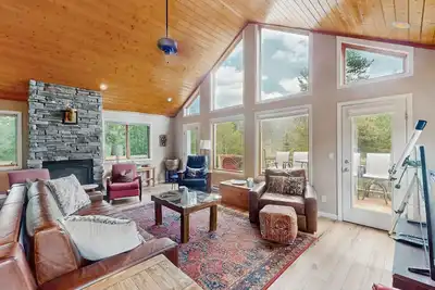 Image de Three-story mountain retreat with a private hot tub, fireplace, & washer/dryer
