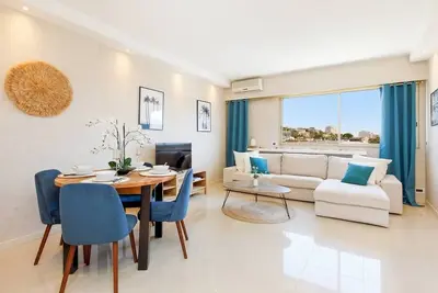 Image de Top floor 2 beds/ 2 baths next to Martinez Hotel