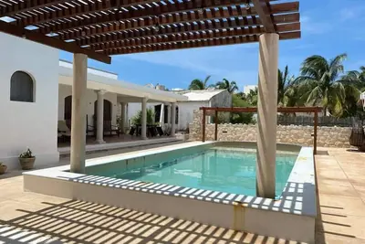 Image de Casa familiar, alberca privada, pasos de la playa