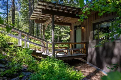 Image de Tranquil Creekside Cabin