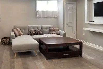 Image de Spacious fully private studio basement & parking