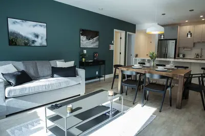 Image de Ski & Tee Retreat - Bright Three Bedroom + Hot Tub