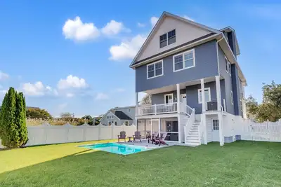 Image de 3 levels with 5 bedrooms, 4. 5 baths, elevator, heated pool, and lots of gathering spaces both inside and out!