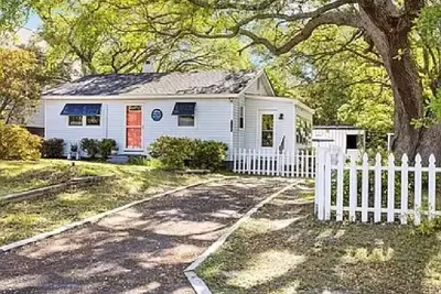 Image de Charming family-friendly cottage near the beach, large lot with beautiful oaks