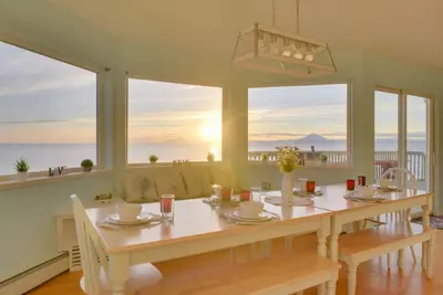 Image de Oceanfront Kenai Villa w/ Fireplace & Deck