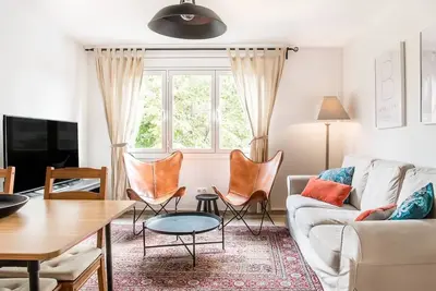 Image de Enjoy a peaceful escape from the hustle and bustle of the city center in this thoughtfully designed apartment.