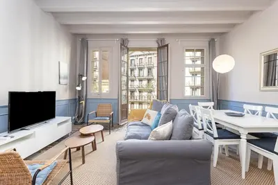 Image de Charming 2 bedroom apartment. In the neighbourhood of Gracia, the most colorful and atractive of the city, just 150 metres from Passeig the Gracia. Enjoy the mediterranean weather on the rooftop!