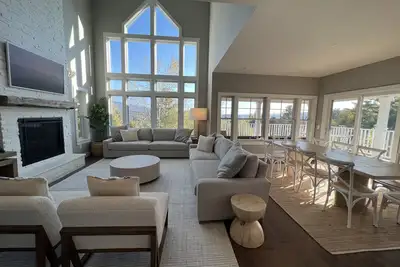 Image de Stowe Camp - New! 5 Bedroom Home with Hot Tub and Game Room close to Mountain Rd