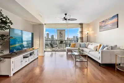 Image de Luxury Two Bedroom Suite in Waikiki, Condo with Partial Ocean and City Views
