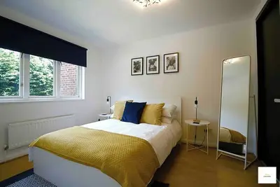 Image de Camberley/ Sleeps 8 / Next to Hospital w/ Parking