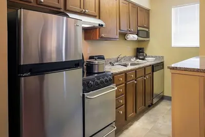Image de Stylish Suites With Kitchen, Pool, Short Drive To Echo Canyon Recreation!