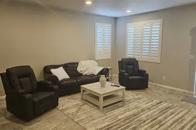 Image de Family friendly home. Perfect for snowbirds. Only 20 min to strip. Pool/hot tub.