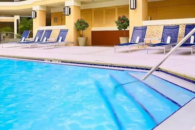 Image de Visit SeaWorld Orlando! Outdoor Swimming Pool, Shuttle Service to Theme Parks!