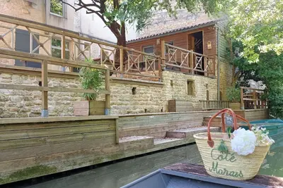 Image de Maison typique dans le Marais Poitevin avec ponton privé et barque