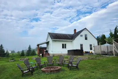 Image de Hens & Honey Farmhouse - Relaxing Hot Tub, Free visits with Goats and Chickens.
