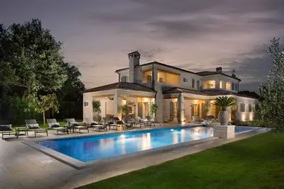 Image de 10 people, pool, garden, barbecue, air-conditioned, loungers, open-air fitness, sports