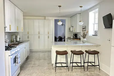 Image de Victorian glory in downtown Georgetown. Close to Horse Park and College.