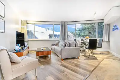 Image de Luxury in prime location! Whistler Central w\/Mountain View 2 Min to Gondola.