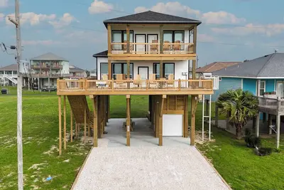 Image de 7 Day Weekend: 4 Br, 3 Ba House in Crystal Beach, Sleeps 17