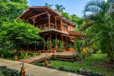 Image de 5 min walk to Surf: 2br/2ba + Ocean & Jungle Views