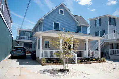 Image de 2 Blocks from the Beach! 4 bedrooms, 2 bathrooms. Families Only.