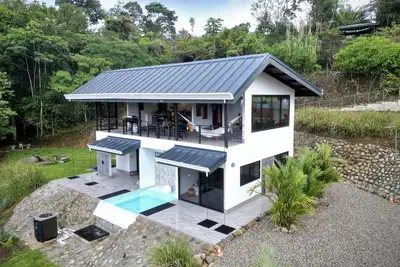 Image de A modern and remote retreat, where nature thrives amidst contemporary comforts.